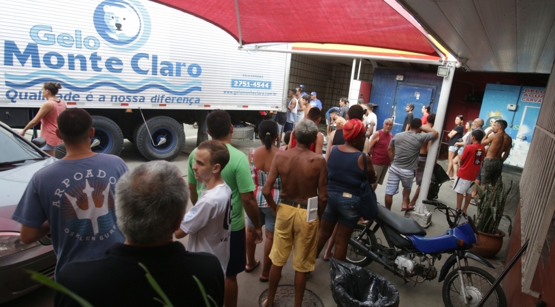 Ap�s o temporal que iniciou na noite de quarta-feira (14 ), moradores da Ilha do Governador ainda sofrem com a falta de energia no bairro. Muitos est�o recorrendo a compra de gelo para n�o perder os alimentos que est�o na geladeira. Chegada do caminh�o de gelo. Foto: Daniel Castelo Branco / Ag�ncia O Dia