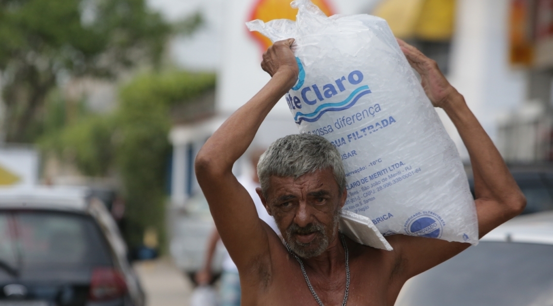 Ap�s o temporal que iniciou na noite de quarta-feira (14 ), moradores da Ilha do Governador ainda sofrem com a falta de energia no bairro. Muitos est�o recorrendo a compra de gelo para n�o perder os alimentos que est�o na geladeira. Foto: Daniel Castelo Branco / Ag�ncia O Dia