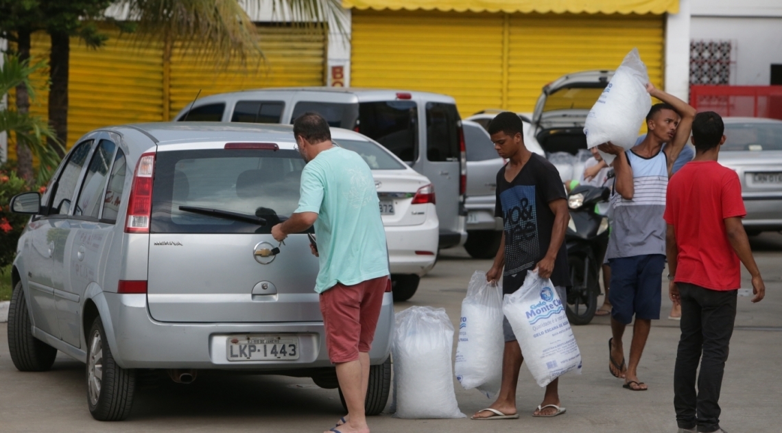 Ap�s o temporal que iniciou na noite de quarta-feira (14 ), moradores da Ilha do Governador ainda sofrem com a falta de energia no bairro. Muitos est�o recorrendo a compra de gelo para n�o perder os alimentos que est�o na geladeira. Foto: Daniel Castelo Branco / Ag�ncia O Dia