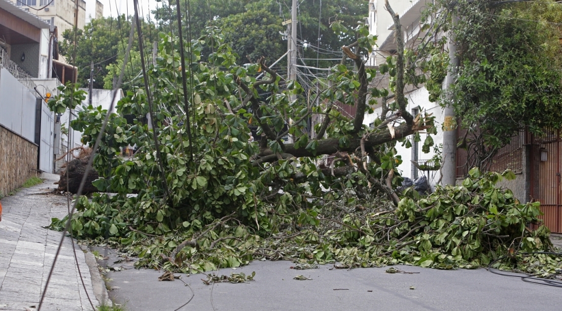 Após o temporal que iniciou na noite de quarta-feira (14 ), moradores da Ilha do Governador ainda sofrem com a falta de energia no bairro. A muita revolta por parte dos moradores com a demora do restabelecimento da energia elétrica. Local Jardim Guanabara. Foto: Daniel Castelo Branco / Agência O Dia