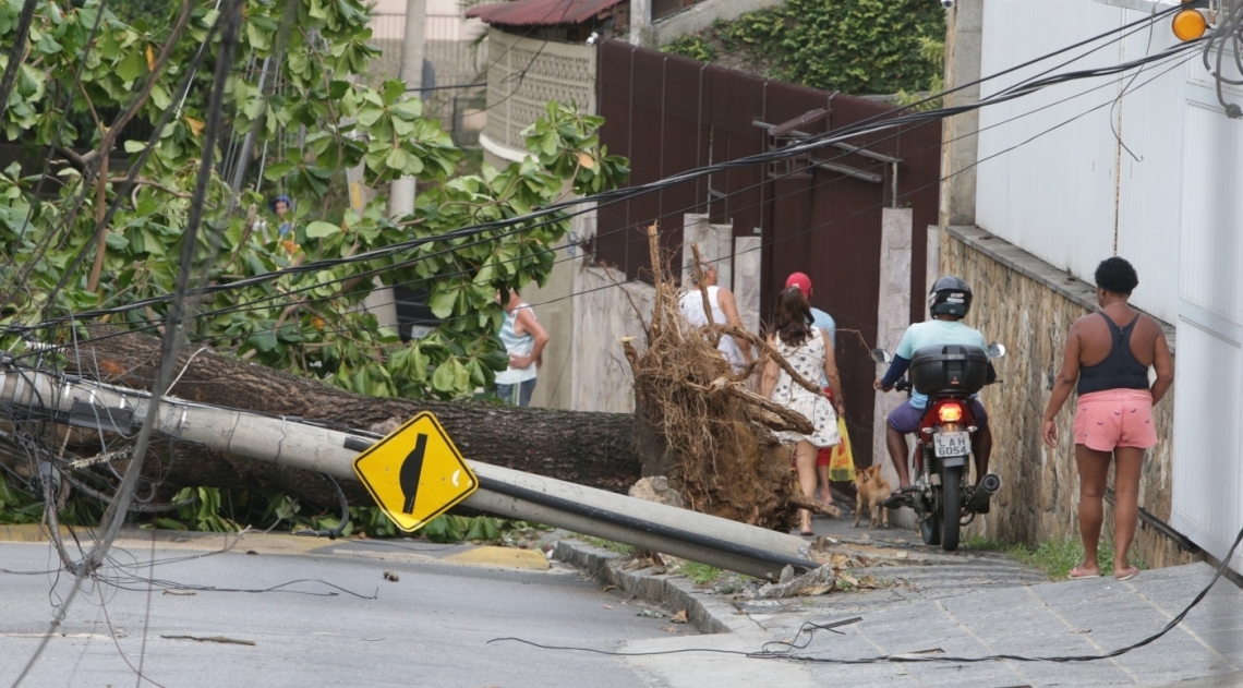 Após o temporal que iniciou na noite de quarta-feira (14 ), moradores da Ilha do Governador ainda sofrem com a falta de energia no bairro. A muita revolta por parte dos moradores com a demora do restabelecimento da energia elétrica. Local Jardim Guanabara. Foto: Daniel Castelo Branco / Agência O Dia