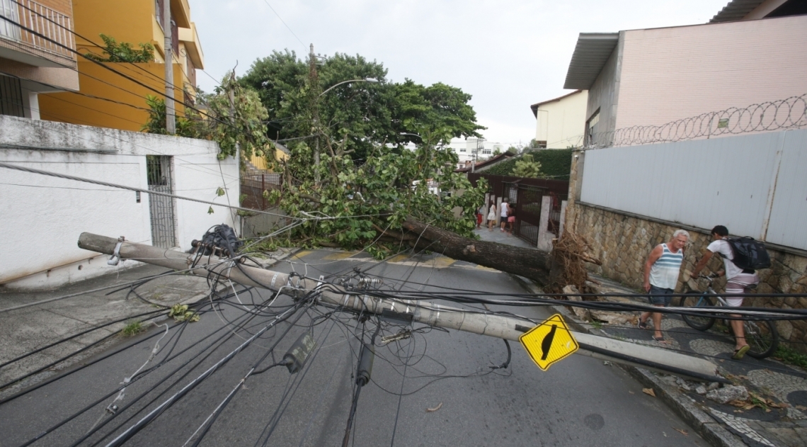 Após o temporal que iniciou na noite de quarta-feira (14 ), moradores da Ilha do Governador ainda sofrem com a falta de energia no bairro. A muita revolta por parte dos moradores com a demora do restabelecimento da energia elétrica. Local Jardim Guanabara. Foto: Daniel Castelo Branco / Agência O Dia