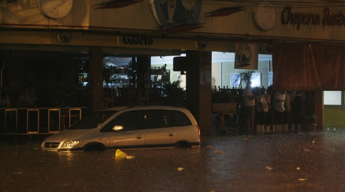 05/03/2013. Forte chuva na Cidade do Rio, Alaga ruas na Praça da Bandeira. Foto - Fernando Souza / Agência O Dia       CIDADE / CHUVAS / TEMPO / CLIMA / CAOS - Arquivo O Dia