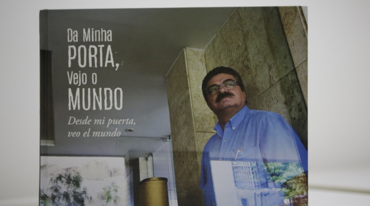 Livro tem textos em português e espanhol