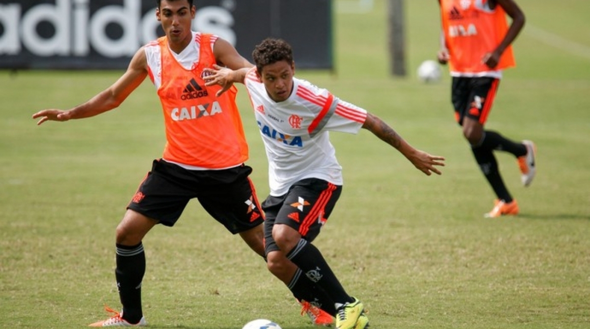 Carlos Eduardo com a camisa do Flamengo