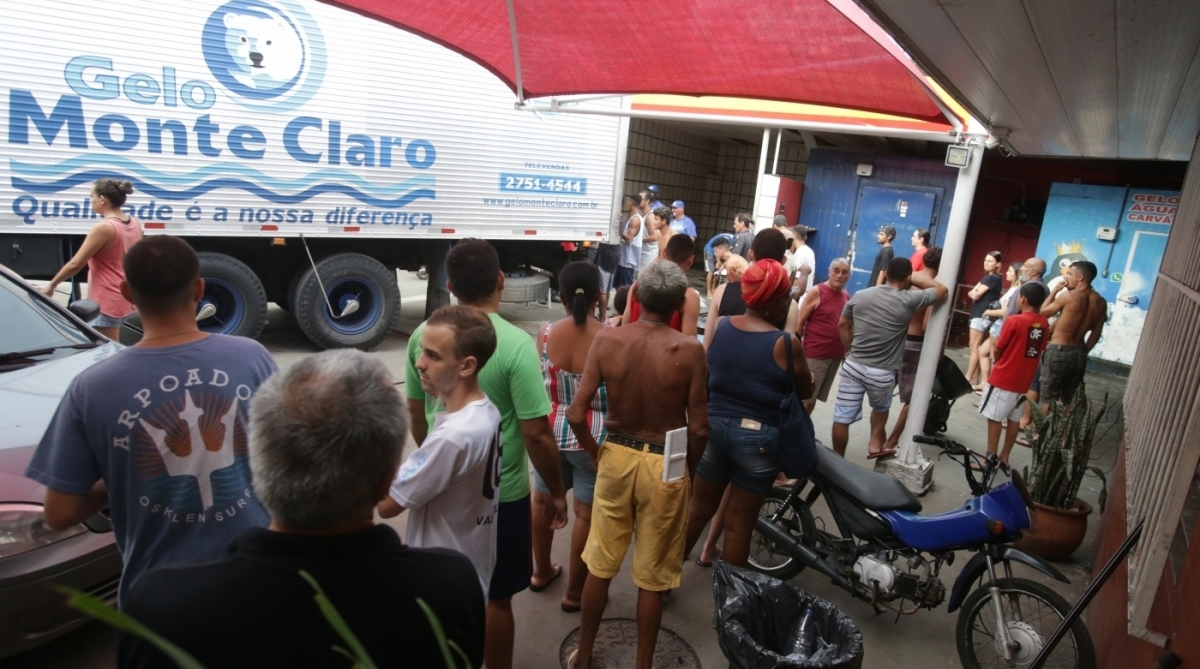 Moradores da Ilha do Governador recorrem a compra de gelo para n&atilde;o perder os alimentos que est&atilde;o na geladeira