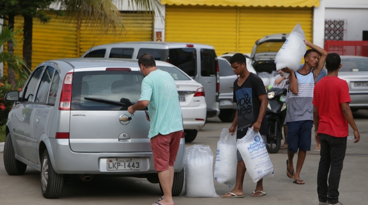 Moradores da Ilha do Governador recorrem a compra de gelo para n&atilde;o perder os alimentos que est&atilde;o na geladeira