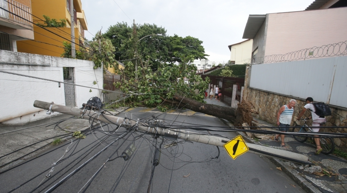 Ap&oacute;s o temporal que iniciou na noite de quarta-feira (14 ), moradores da Ilha do Governador ainda sofrem com a falta de energia no bairro. A muita revolta por parte dos moradores com a demora do restabelecimento da energia el&eacute;trica. Local Jardim Guanabara. Foto: Daniel Castelo Branco / Ag&ecirc;ncia O Dia