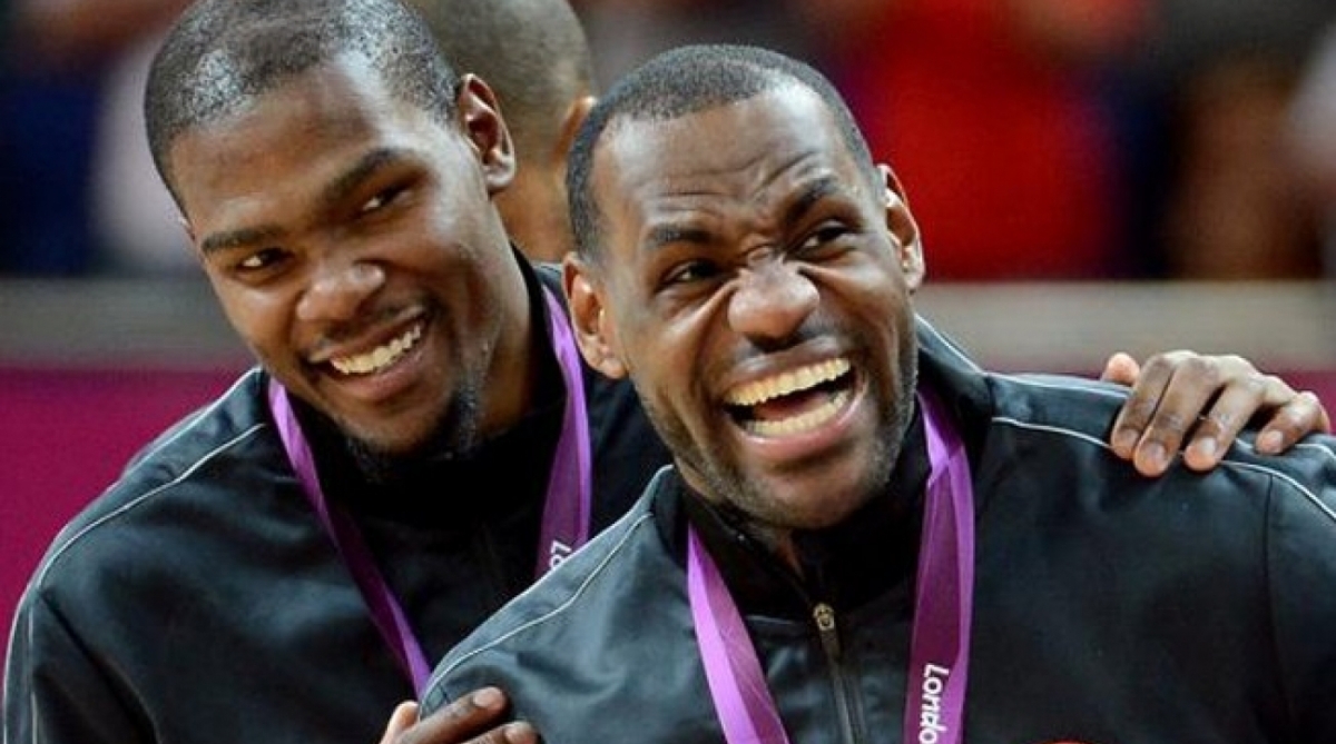 Kevin Durante, à esquerda de LeBron James, foi diagnosticado com o coronavírus - Reprodução