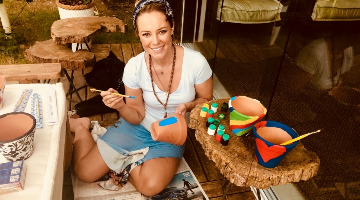 A atriz Paolla Oliveira pintou vasos que serão vendidos e rifados com renda para a ONG Paraíso dos Focinhos da qual é madrinha.