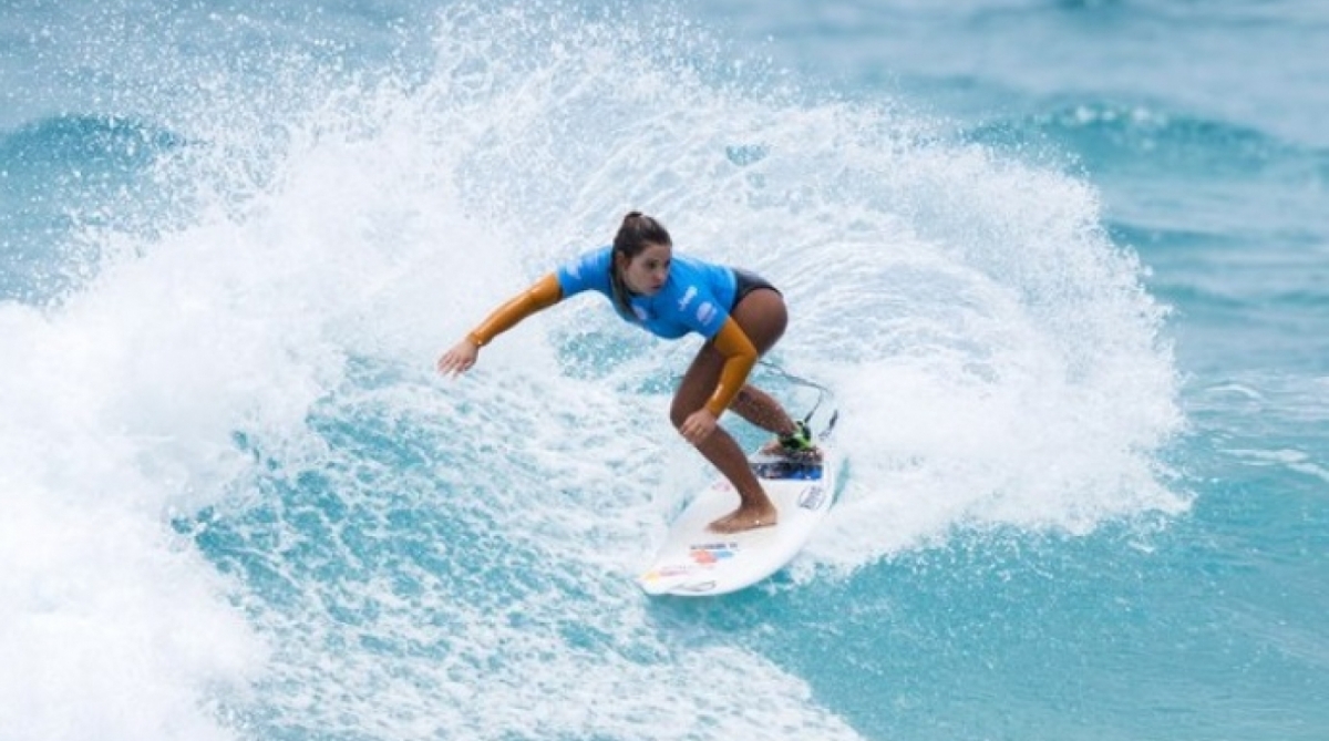 Tain&aacute; Hinckel &eacute; uma das revela&ccedil;&otilde;es do surfe nacional
