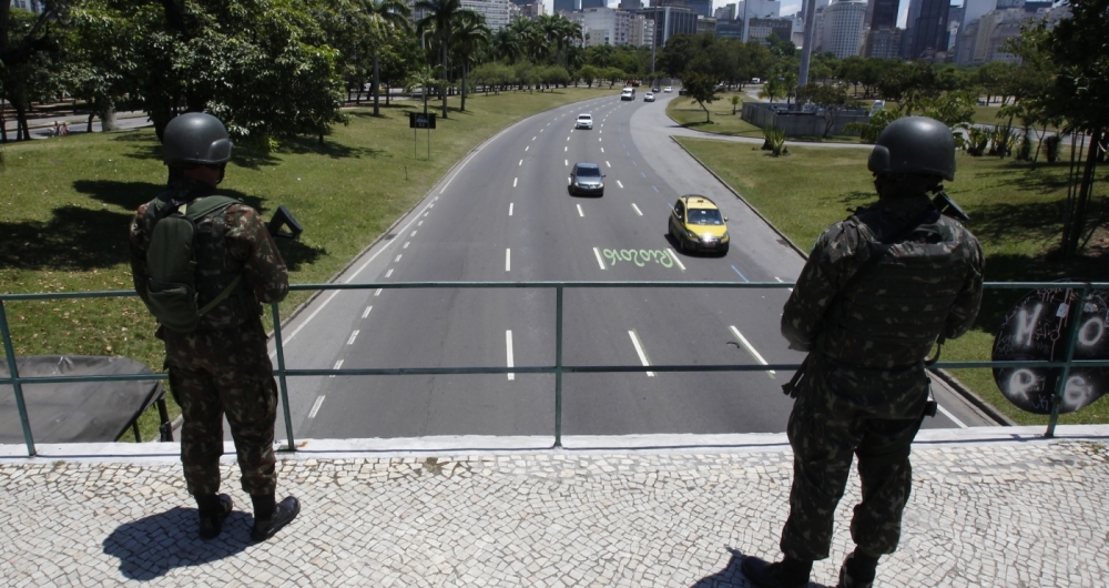 Sob sol forte, os militares das Forças Armadas ocuparam todas as passarelas do Aterro do Flamengo para a visita do presidente Michel Temer ao Palácio Guanabara