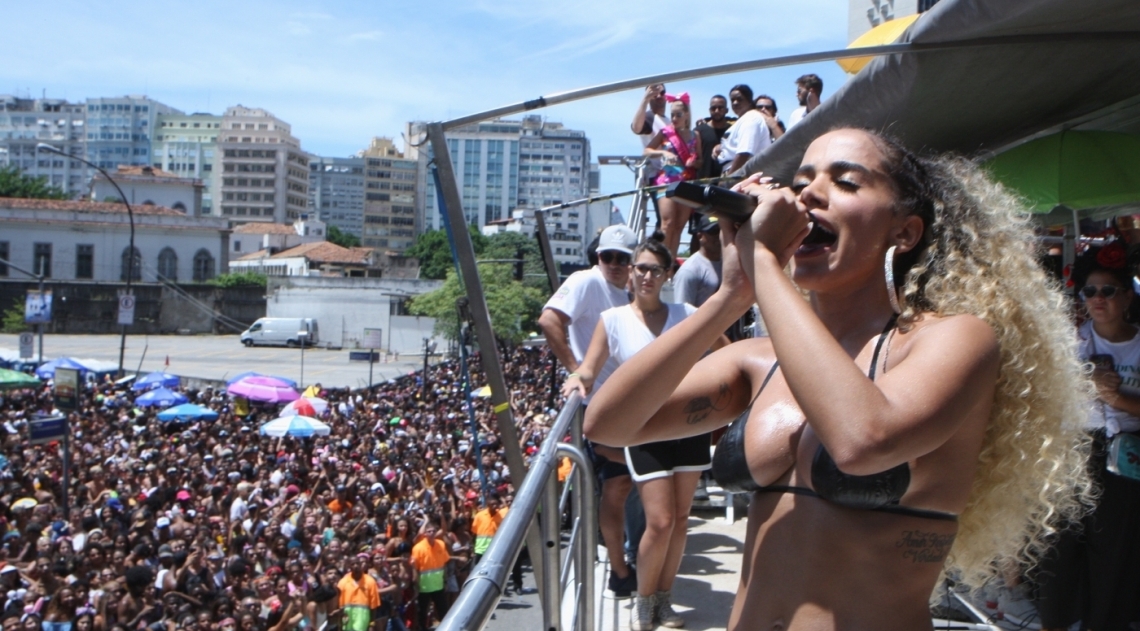 Anitta arrastou multid�o com o Bloco das Poderosas pelas ruas do Centro