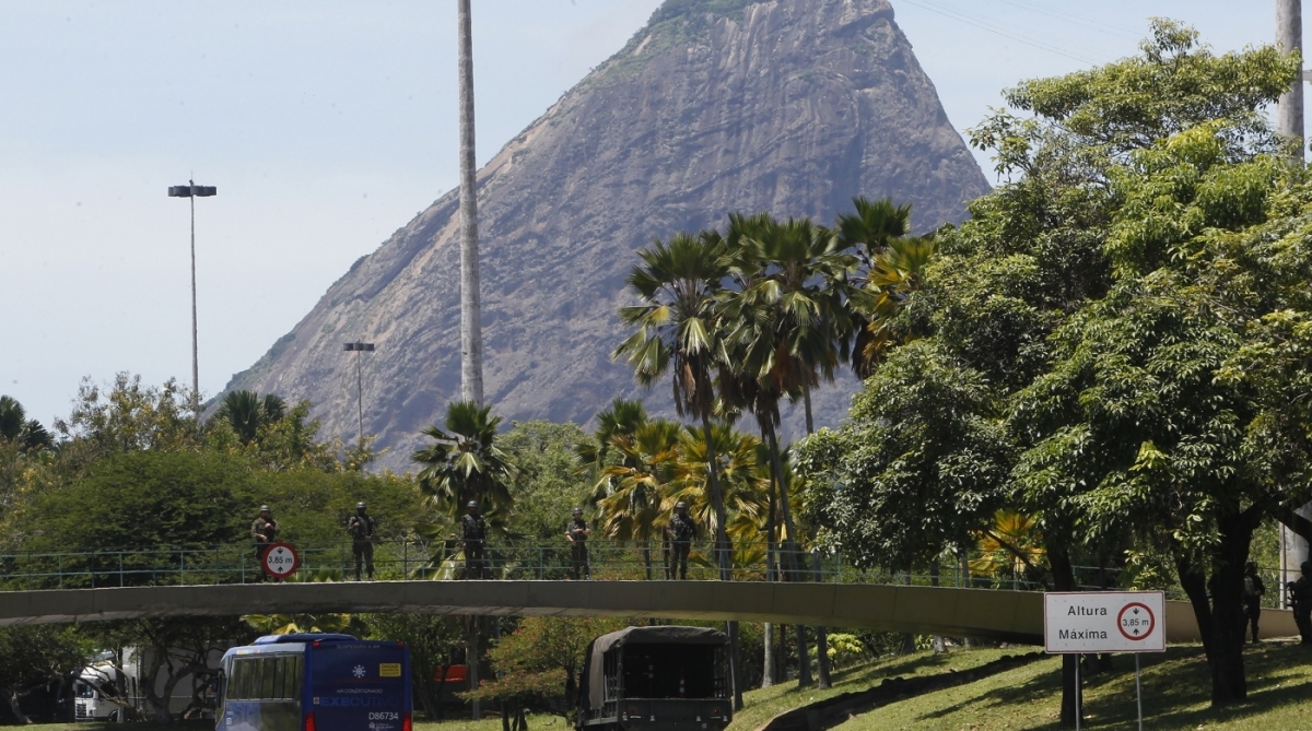 17/02/2018 - Exército reforça segurança nas ruas do Rio por conta da visita do presidente da república, Michel Temer, que veio ao Rio de Janeiro para tratar de questões referentes a intervenção federal na segurança do estado e anunciar a criação do Ministério Extraordinário da Segurança Pública. Na imagem, soldados e veiculos do Exército em pontos da cidade. Foto de Alexandre Brum / Agência O Dia CIDADE RIO POLITICA POLICIA  FEDERAL MILITAR CIVIL EXÉRCITO MARINHA AERONîUTICA FORÇAS ARMADAS