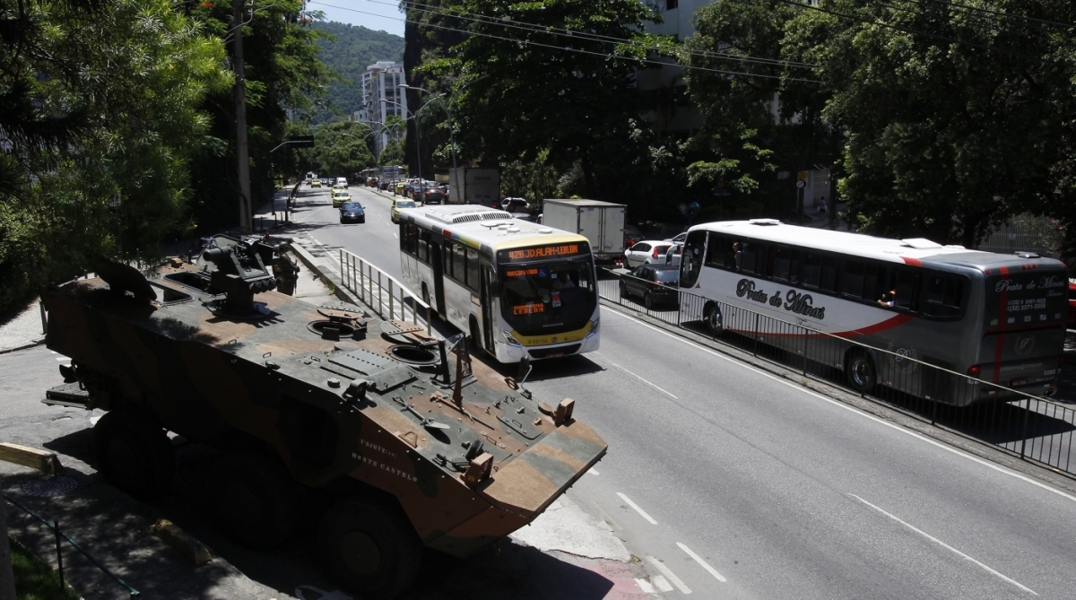 17/02/2018 - Exército reforça segurança nas ruas do Rio por conta da visita do presidente da república, Michel Temer, que veio ao Rio de Janeiro para tratar de questões referentes a intervenção federal na segurança do estado e anunciar a criação do Ministério Extraordinário da Segurança Pública. Na imagem, soldados e veiculos do Exército em pontos da cidade. Foto de Alexandre Brum / Agência O Dia CIDADE RIO POLITICA POLICIA  FEDERAL MILITAR CIVIL EXÉRCITO MARINHA AERONîUTICA FORÇAS ARMADAS