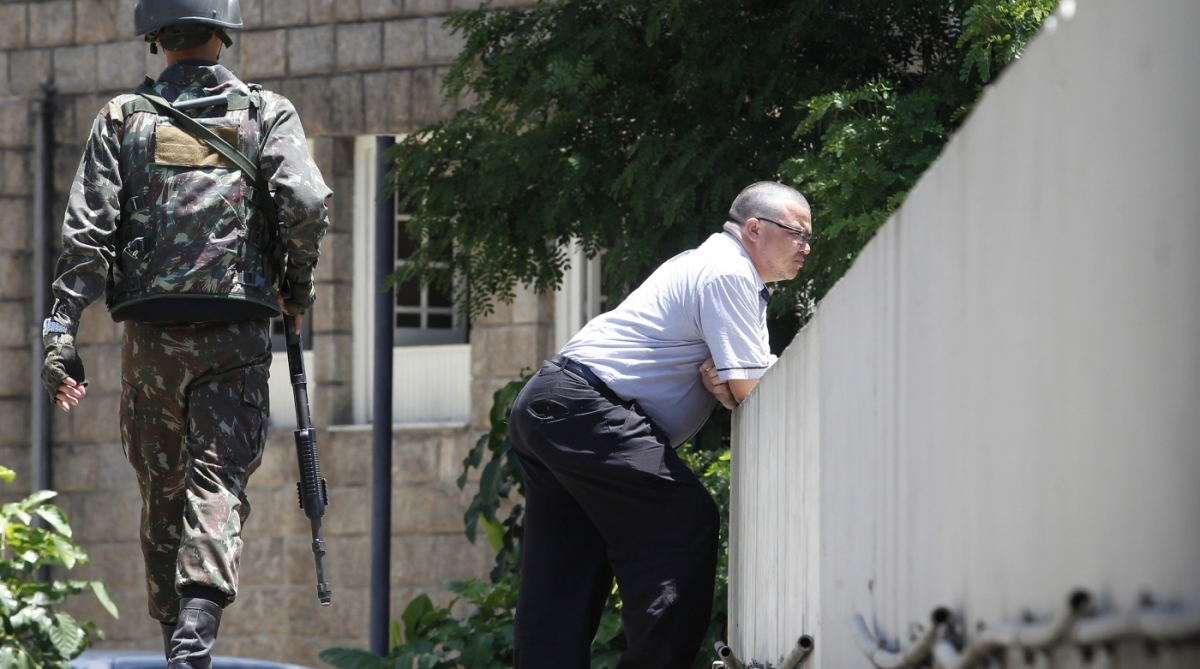 17/02/2018 - Exército reforça segurança nas ruas do Rio por conta da visita do presidente da república, Michel Temer, que veio ao Rio de Janeiro para tratar de questões referentes a intervenção federal na segurança do estado e anunciar a criação do Ministério Extraordinário da Segurança Pública. Na imagem, soldados e veiculos do Exército em pontos da cidade. Foto de Alexandre Brum / Agência O Dia CIDADE RIO POLITICA POLICIA  FEDERAL MILITAR CIVIL EXÉRCITO MARINHA AERONîUTICA FORÇAS ARMADAS