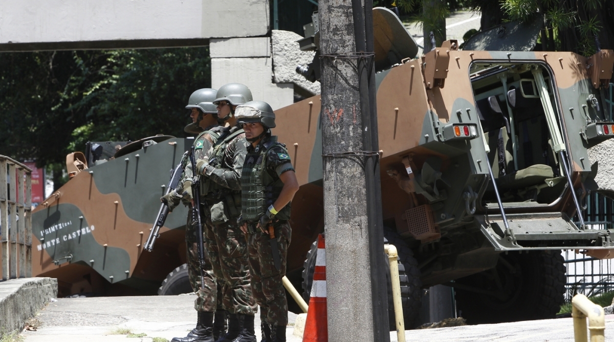 17/02/2018 - Exército reforça segurança nas ruas do Rio por conta da visita do presidente da república, Michel Temer, que veio ao Rio de Janeiro para tratar de questões referentes a intervenção federal na segurança do estado e anunciar a criação do Ministério Extraordinário da Segurança Pública. Na imagem, soldados e veiculos do Exército em pontos da cidade. Foto de Alexandre Brum / Agência O Dia CIDADE RIO POLITICA POLICIA  FEDERAL MILITAR CIVIL EXÉRCITO MARINHA AERONîUTICA FORÇAS ARMADAS