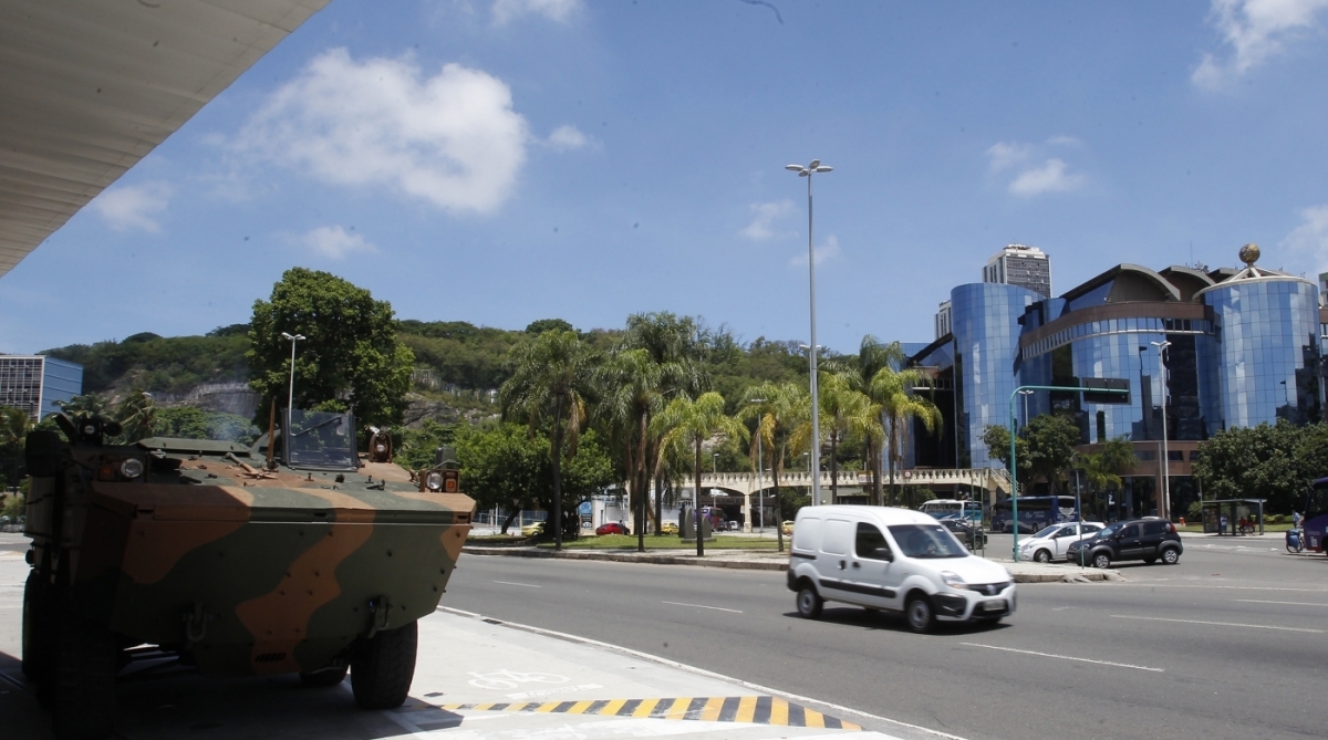 17/02/2018 - Exército reforça segurança nas ruas do Rio por conta da visita do presidente da república, Michel Temer, que veio ao Rio de Janeiro para tratar de questões referentes a intervenção federal na segurança do estado e anunciar a criação do Ministério Extraordinário da Segurança Pública. Na imagem, soldados e veiculos do Exército em pontos da cidade. Foto de Alexandre Brum / Agência O Dia CIDADE RIO POLITICA POLICIA  FEDERAL MILITAR CIVIL EXÉRCITO MARINHA AERONîUTICA FORÇAS ARMADAS
