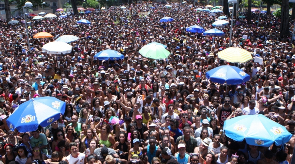 Bloco da Anita na av. Erasmo Braga, centro do Rio. No trio elétrico, Anita também recebeu diversos convidados. - Estefan Radovicz / Agência O Dia