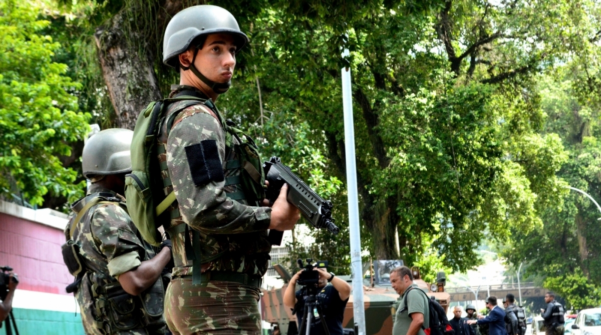 AGÊNCIA DE NOTÍCIAS - PARCEIRO - O presidente Michel Temer chegou ao Palácio Guanabara, sede do governo do Rio, com o reforço de homens do Exército no entorno da sede do Governo, em Laranjeiras, Zona Sul do Rio. Foto: Paulo Carneiro/Parceiro/Agência O Dia