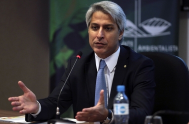 Para Molon, governo recusar vacina a 50% do preço é 'escandaloso'