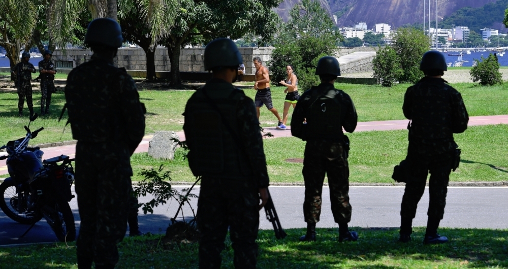 Militares patrulharam o Aterro do Flamengo por causa da visita de Temer no s�bado, dando ao carioca maior sensa��o de seguran�a   