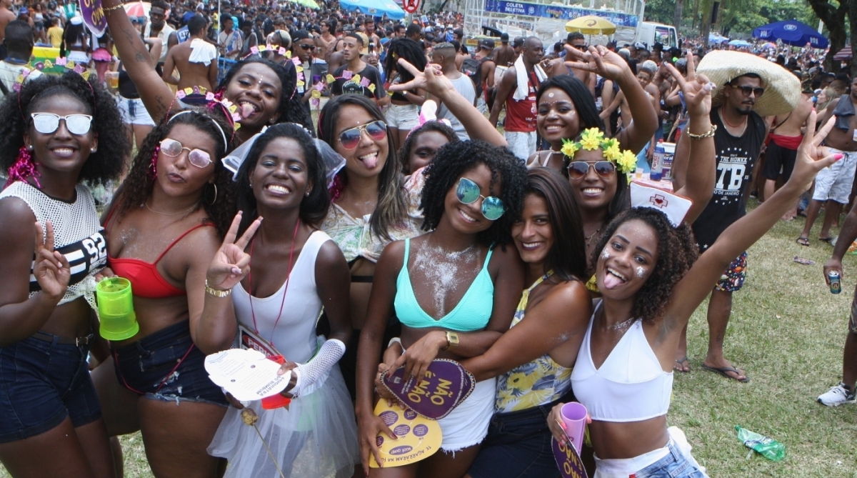 Centenas de pessoas vieram de vários pontos da cidade para o desfile do Monobloco no Aterro do Flamengo, como o  grupo que veio de Belford Rôxo. Personagem, Tamires Rodrigues. No centro da foto, mostrando a língua.