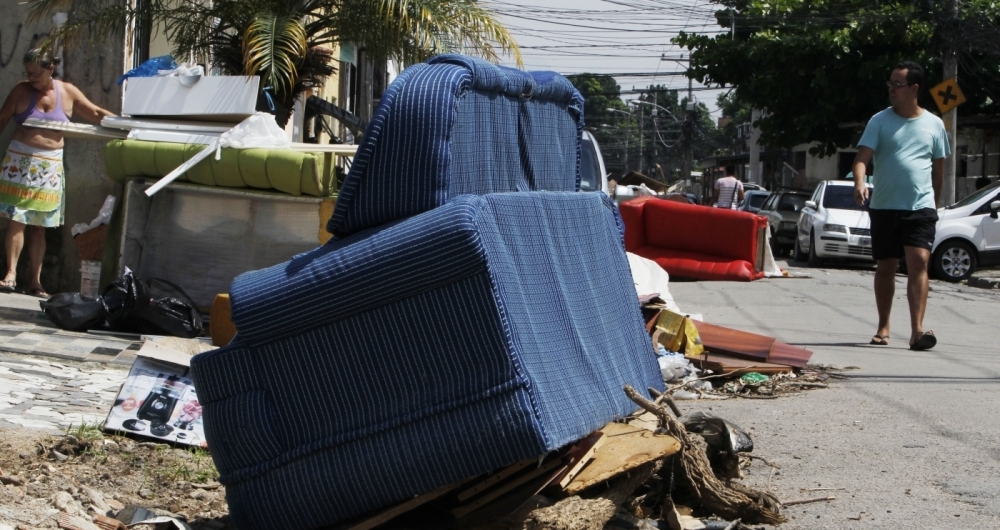 Em Marechal Hermes, m�veis destru�dos pelo temporal e lixo estavam espalhados na rua at� ontem