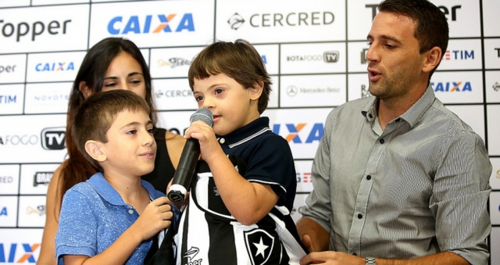 Santino roubava a cena e se tornou xod� da torcida alvinegra