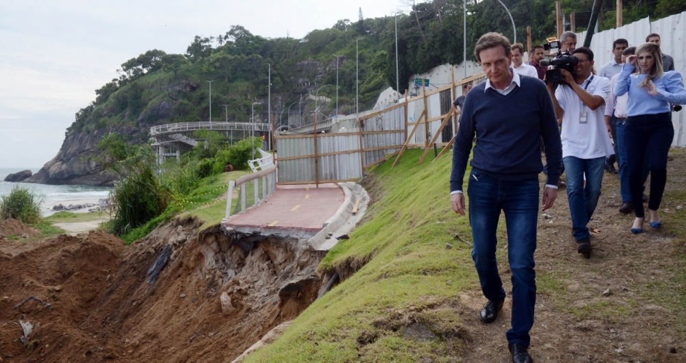 Crivella vistoria obras na ciclovia Tim Maia, destru�da pela chuva