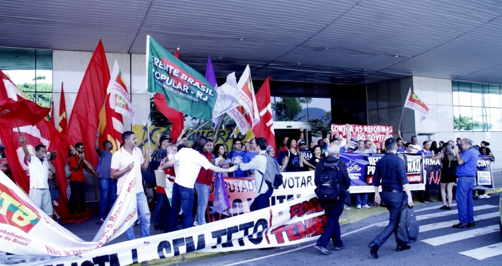 19/02/2018 - AG�NCIA DE NOT�CIA - PARCEIRO - Frente Brasil Popular e outras organiza��es fazem protesto contra as reformas do governo no Aeroporto Santos Dumont, regi�o central do Rio, nesta segunda-feira (19)