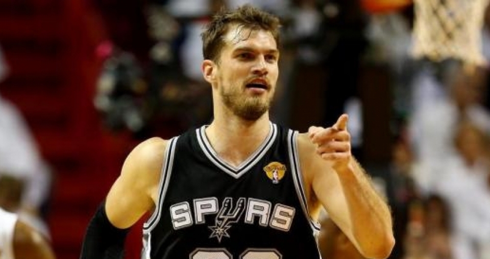 Tiago Splitter com a camisa do San Antonio Spurs