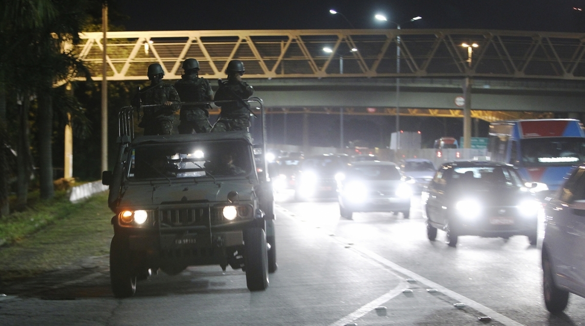 19/02/2018 - Intervenção Militar na segurança pública do estado do Rio de Janeiro - Exército inicia patrulhamento e montagem de barreiras em alguns pontos do Rio de Janeiro. Na imagem, miltares do Exército fazem patrulhamento em São Gonçalo, um dos municípios do estado. Foto de Alexandre Brum / Agência O Dia - CIDADE RIO POLITICA POLICIA  FEDERAL MILITAR CIVIL EXÉRCITO MARINHA AERONîUTICA FORÇAS ARMADAS