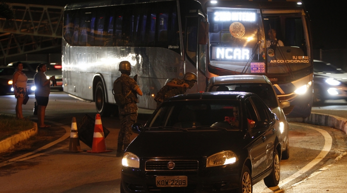 Exército inicia patrulhamento e montagem de barreiras em alguns pontos do Rio de Janeiro - Alexandre Brum / Agencia O Dia