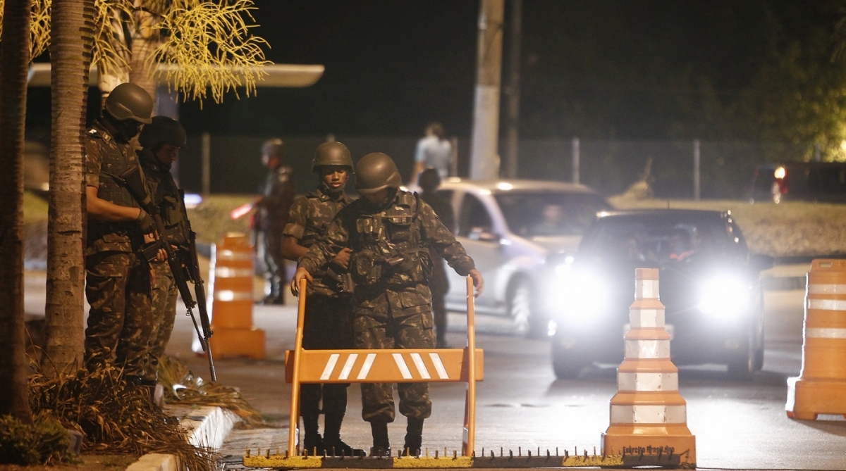 19/02/2018 - Intervenção Militar na segurança pública do estado do Rio de Janeiro - Exército inicia patrulhamento e montagem de barreiras em alguns pontos do Rio de Janeiro. Na imagem, miltares do Exército fazem patrulhamento em São Gonçalo, um dos municípios do estado. Foto de Alexandre Brum / Agência O Dia - CIDADE RIO POLITICA POLICIA  FEDERAL MILITAR CIVIL EXÉRCITO MARINHA AERONîUTICA FORÇAS ARMADAS
