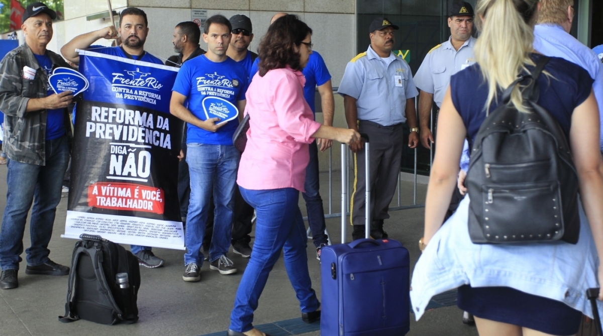 Rio,19/02/2018 - Manifestação contra a reforma da previdência organizada pela Frente Rio e outras Centrais Sindicais no aeroporto Santos Dumont. Foto de Maíra Coelho/Agência O Dia. 