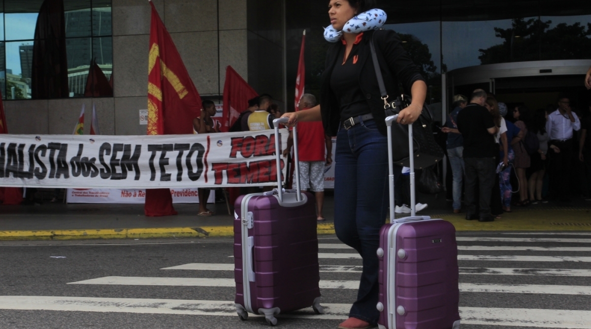 Rio,19/02/2018 - Manifestação contra a reforma da previdência organizada pela Frente Rio e outras Centrais Sindicais no aeroporto Santos Dumont. Foto de Maíra Coelho/Agência O Dia. 