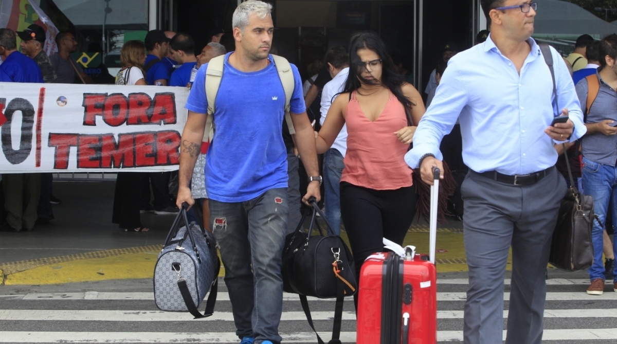 Rio,19/02/2018 - Manifestação contra a reforma da previdência organizada pela Frente Rio e outras Centrais Sindicais no aeroporto Santos Dumont. Foto de Maíra Coelho/Agência O Dia. 