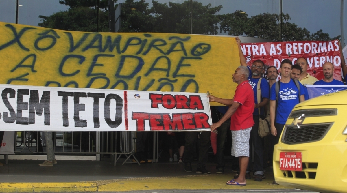 Rio,19/02/2018 - Manifestação contra a reforma da previdência organizada pela Frente Rio e outras Centrais Sindicais no aeroporto Santos Dumont. Foto de Maíra Coelho/Agência O Dia. 