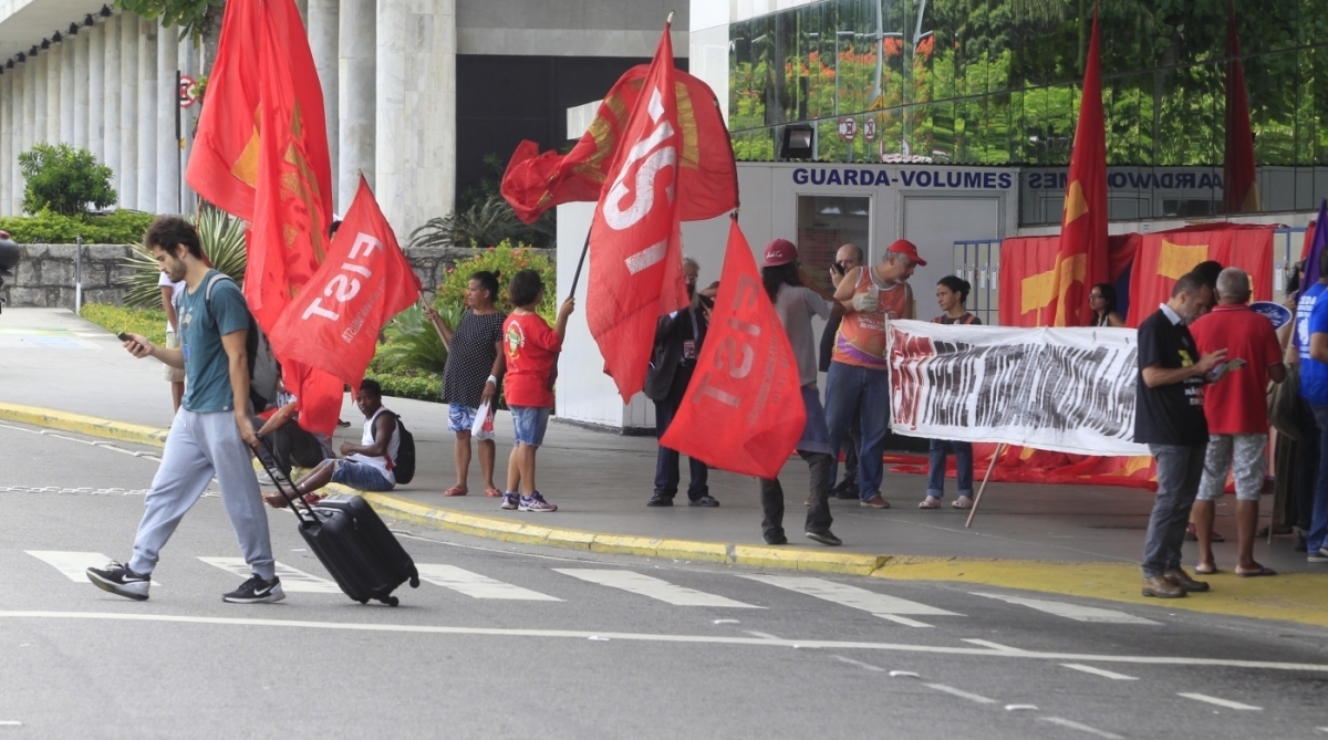 Rio,19/02/2018 - Manifestação contra a reforma da previdência organizada pela Frente Rio e outras Centrais Sindicais no aeroporto Santos Dumont. Foto de Maíra Coelho/Agência O Dia. 