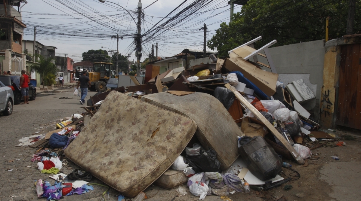 Conlurb recolhendo lixo  na  Rua Porto Vemelho com Mariana Zona Norte do Rio,,esse lixo ainda da chuva  da semana passada Severino Silva Agencia O Dia