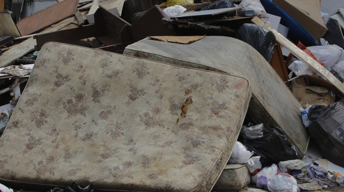 Conlurb recolhendo lixo  na  Rua Porto Vemelho com Mariana Zona Norte do Rio,,esse lixo ainda da chuva  da semana passada Severino Silva Agencia O Dia