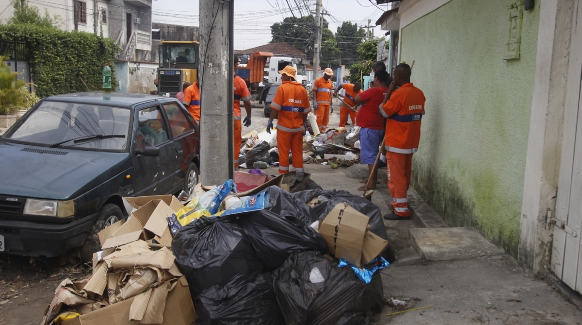Conlurb recolhendo lixo  na  Rua Porto Vemelho com Mariana Zona Norte do Rio,,esse lixo ainda da chuva  da semana passada Severino Silva Agencia O Dia