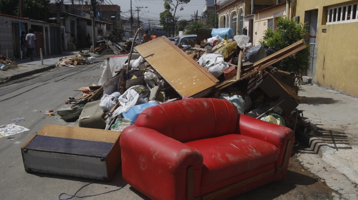 Conlurb recolhendo lixo  na  Rua Porto Vemelho com Mariana Zona Norte do Rio,,esse lixo ainda da chuva  da semana passada Severino Silva Agencia O Dia