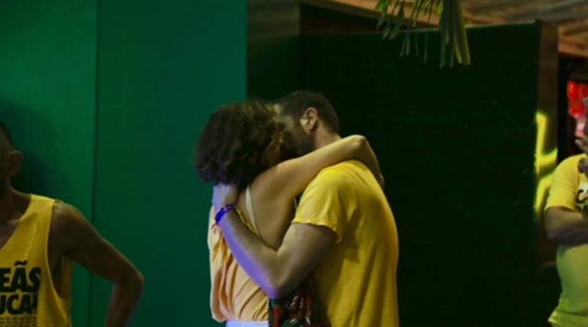 Débora Bloch beija muito em camarote na Sapucaí - Ag. News