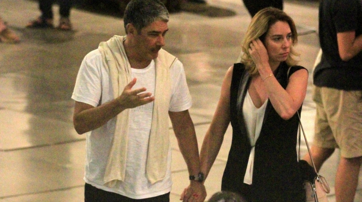 William Bonner e Natasha Dantas curtem cinema em shopping na Zona Sul