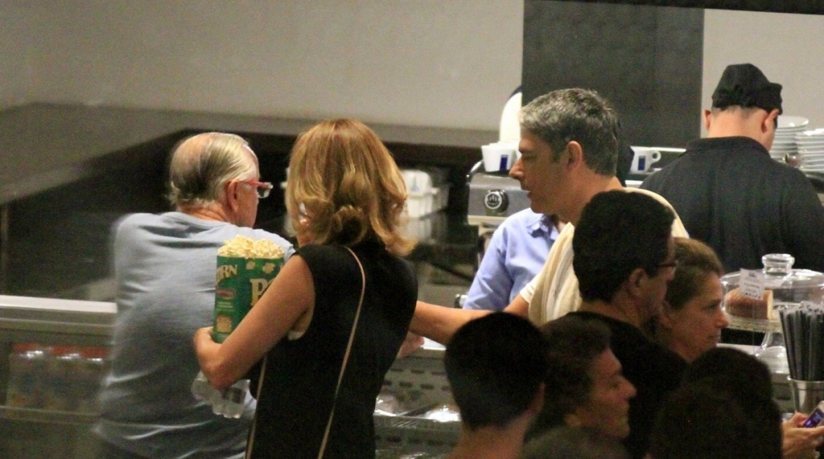 William Bonner e Natasha Dantas curtem cinema em shopping na Zona Sul