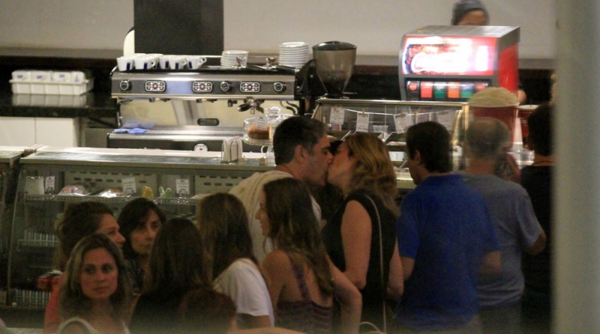 William Bonner e Natasha Dantas curtem cinema em shopping na Zona Sul