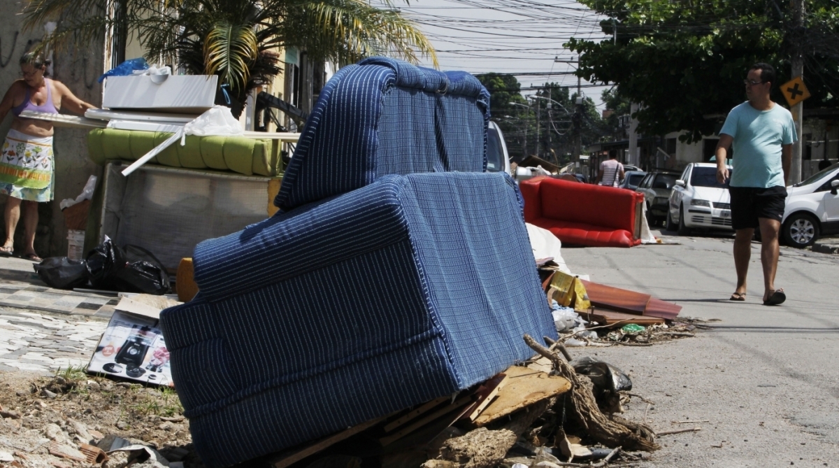 Em Marechal Hermes, móveis destruídos pelo temporal e lixo estavam espalhados na rua até ontem - Severino Silva