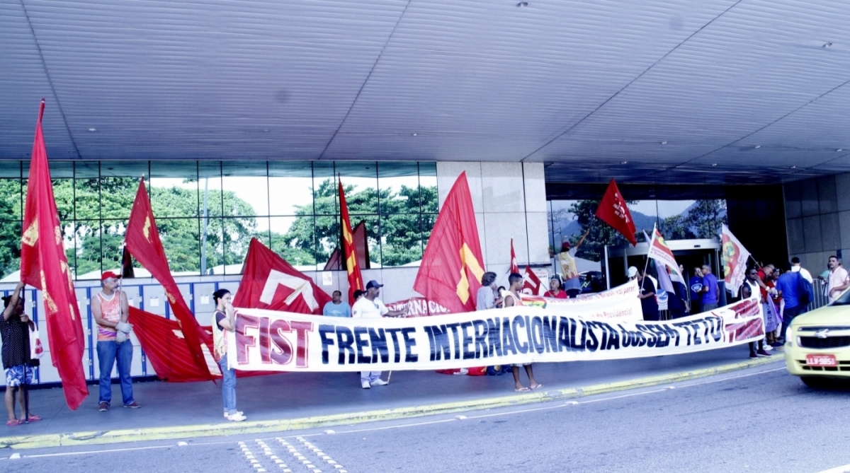 19/02/2018 - AGÊNCIA DE NOTîCIA - PARCEIRO - Frente Brasil Popular e outras organizações fazem protesto contra as reformas do governo no Aeroporto Santos Dumont, região central do Rio, nesta segunda-feira (19)